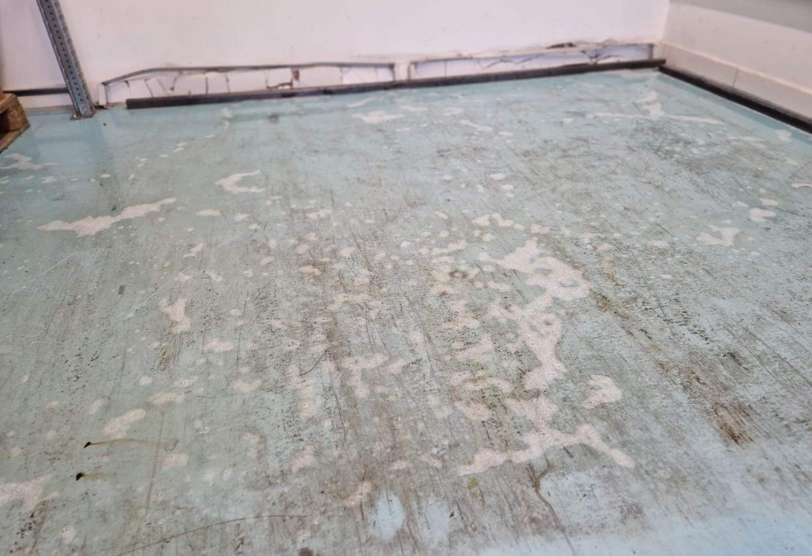 Kopott, porzó ipari padló felújítás előtt
